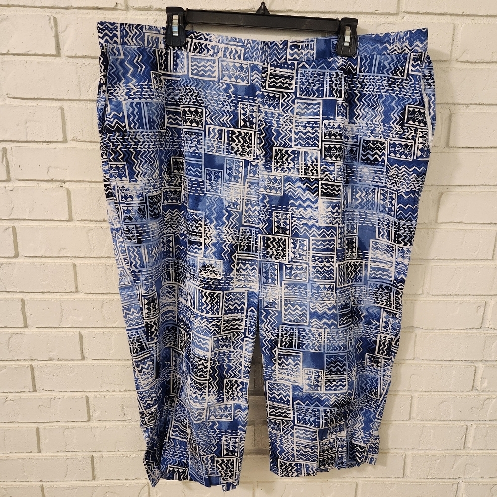 Alfred Dunner Woman Blue and White Patterned Capris 24W